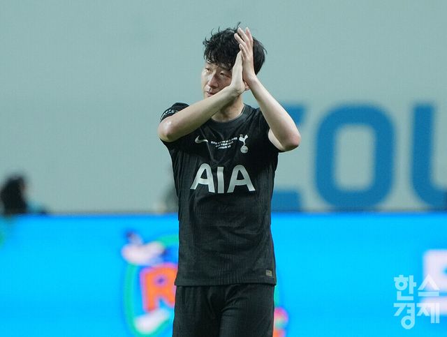 토트넘 손흥민이 3일 오후 서울 상암월드컵경기장에서 열린 2025 쿠팡플레이 시리즈 2차전 뉴캐슬과 경기서 교체아웃 되면서 팬들에게 인사하고 있다. /최대성 기자&nbsp;