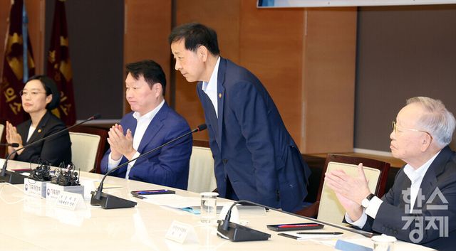 5일 오후 서울 중구 대한상공회의소에서 성장전략TF 1차 회의가 열리고 있다. 구윤철 경제부총리가 인사하고 있다. /최대성 기자 dpdaesung@sporbiz.co.kr 2025.08.05.(사진공동취재)