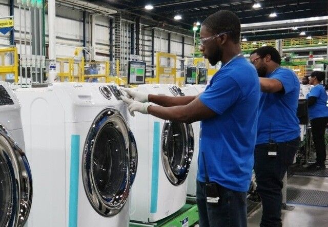 미국 사우스 캐롤라이나주에 위치한 삼성전자 공장에서 직원들이 세탁기를 생산하고 있다. / 삼성전자