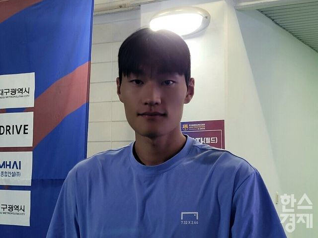 한태희가 바르셀로나전 직후 믹스트존에서 인터뷰를 마친 뒤 촬영에 응하고 있다. /신희재 기자