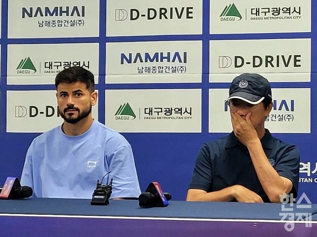 세징야(왼쪽)와 김병수 감독이 바르셀로나전을 마친 뒤 기자회견을 준비하고 있다. /신희재 기자