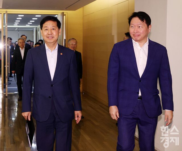 5일 오후 서울 중구 대한상공회의소에서 성장전략TF 1차 회의가 열리고 있다. 구윤철 경제부총리와 최태원 대한상의 회장이 참석하고 있다. /최대성 기자 dpdaesung@sporbiz.co.kr 2025.08.05.(사진공동취재)