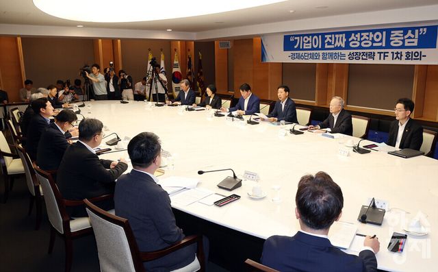 5일 오후 서울 중구 대한상공회의소에서 성장전략TF 1차 회의가 열리고 있다. 최태원 대한상의 회장이 모두발언하고 있다. /최대성 기자 dpdaesung@sporbiz.co.kr 2025.08.05.(사진공동취재)