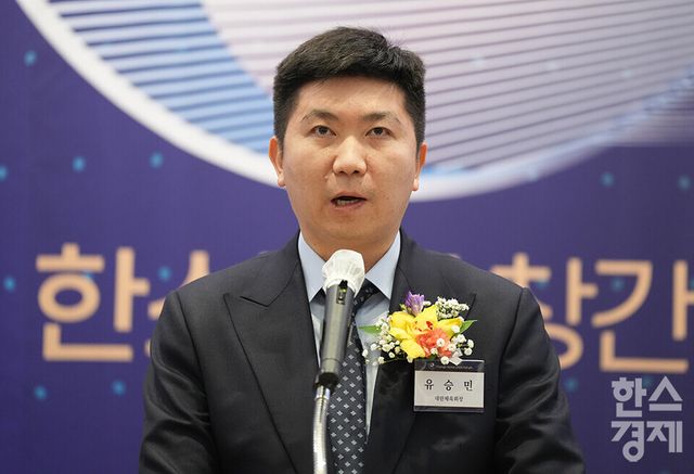 유승민 대한체육회장이 여의도 FKI타워에서 개최된 한스경제 창간 10주년 기념 ‘체인지 코리아(Change Korea) 2025 포럼’에 참석해 축사를 하고 있다. /최대성 기자