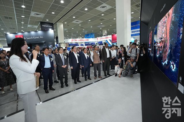 최신 디스플레이 기술을 한자리에서 볼 수 있는 '2025 한국디스플레이산업전시회(K-Display 2025)'가 7일 서울 강남구 코엑스에서 열리고 있다. 정철동 LG디스플레이 사장, 이청 삼성디스플레이 사장, 문신학 산업통상자원부 차관이 등 내빈들이 LG디스플레이 부스를 찾아 설명을 듣고 있다. /최대성 기자 dpdaesung@sporbiz.co.kr 2025.08.07.