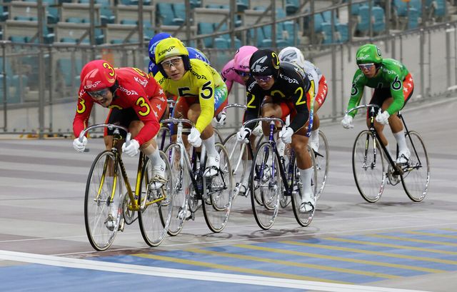 특선급 결승전에서 타종이 울리자 류재열(3번), 임채빈(5번), 정종진(2번) 순으로 결승선을 향해 전력 질주하고 있다. /국민체육진흥공단 제공