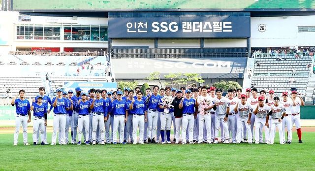 삼성과 SSG 선수단이 7일 경기를 앞두고 오승환과 함께 기념 촬영하고 있다. /SSG 랜더스 제공