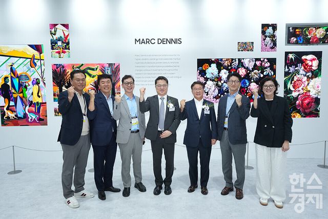 최신 디스플레이 기술을 한자리에서 볼 수 있는 '2025 한국디스플레이산업전시회(K-Display 2025)'가 7일 서울 강남구 코엑스에서 열리고 있다. 문신학 산업통상자원부 차관, 이승우&nbsp;한국디스플레이산업협회 부회장을 비롯한 내빈들이 삼성디스플레이 부스에서 기념촬영을 하고 있다. /최대성 기자 dpdaesung@sporbiz.co.kr 2025.08.07.