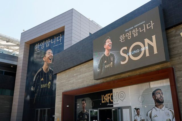 로스앤젤레스(LA) BMO 스타디움에서 열린 기자회견에 앞서, LAFC는 경기장 외부에 손흥민을 환영하는 표지판을 설치해 새 선수를 맞이했다. /연합뉴스