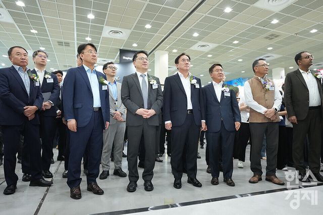 최신 디스플레이 기술을 한자리에서 볼 수 있는 '2025 한국디스플레이산업전시회(K-Display 2025)'가 7일 서울 강남구 코엑스에서 열리고 있다. 이청 삼성디스플레이 사장, 문신학 산업통상자원부 차관, 정철동 LG디스플레이 사장 등 내빈들이 LG디스플레이 부스를 찾아 설명을 듣고 있다. /최대성 기자 dpdaesung@sporbiz.co.kr 2025.08.07.