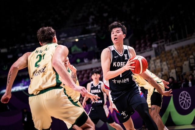 이현중이 공격을 시도하고 있다. /FIBA 제공