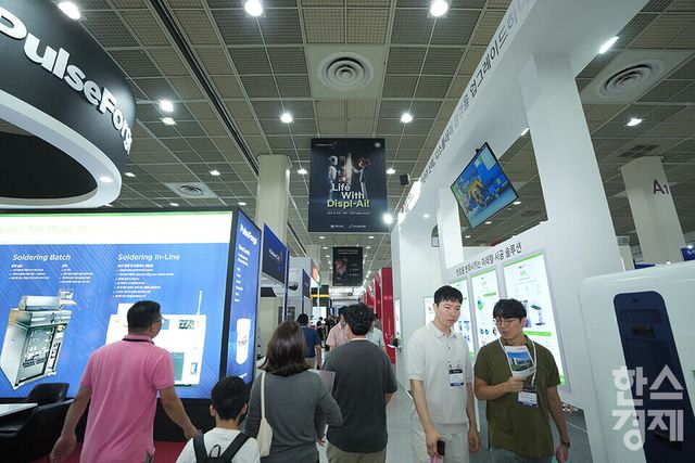 최신 디스플레이 기술을 한자리에서 볼 수 있는 '2025 한국디스플레이산업전시회(K-Display 2025)'가 7일 서울 강남구 코엑스에서 열리고 있다. 많은 관람객들이 부스를 살피고 있다. /최대성 기자 dpdaesung@sporbiz.co.kr 2025.08.07.