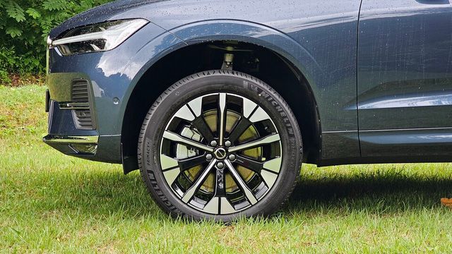 신형 볼보 XC60의 에어서스펜션의 전고 높아진 상태. / 곽호준 기자