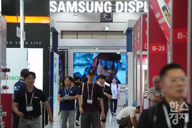 최신 디스플레이 기술을 한자리에서 볼 수 있는 '2025 한국디스플레이산업전시회(K-Display 2025)'가 7일 서울 강남구 코엑스에서 열리고 있다. 많은 관람객들이 부스를 살피고 있다. /최대성 기자 dpdaesung@sporbiz.co.kr 2025.08.07.