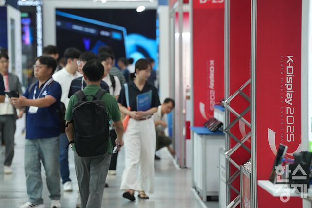 최신 디스플레이 기술을 한자리에서 볼 수 있는 '2025 한국디스플레이산업전시회(K-Display 2025)'가 7일 서울 강남구 코엑스에서 열리고 있다. 많은 관람객들이 부스를 살피고 있다. /최대성 기자 dpdaesung@sporbiz.co.kr 2025.08.07.