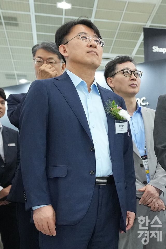 최신 디스플레이 기술을 한자리에서 볼 수 있는 '2025 한국디스플레이산업전시회(K-Display 2025)'가 7일 서울 강남구 코엑스에서 열리고 있다. 이청 삼성디스플레이 사장이 LG디스플레이 부스를 찾아 설명을 듣고 있다. /최대성 기자 dpdaesung@sporbiz.co.kr 2025.08.07.