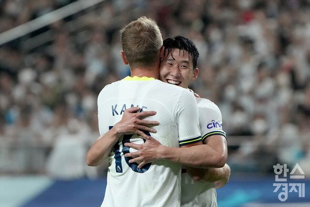 토트넘 홋스퍼 시절 손흥민과 해리 케인(앞). /한국스포츠경제DB