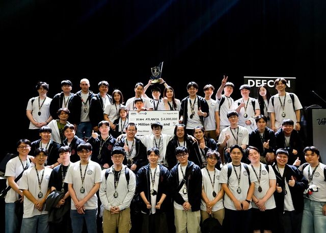 미국 현지시간 8일 라스베이거스에서 열린 'AI 사이버 챌린지'에서 삼성전자와 국내외 주요 대학이 연합해 출전한 '팀 애틀랜타(Team Atlanta)'가 우승 기념 단체 사진을 찍고 있다. / 삼성전자&nbsp;