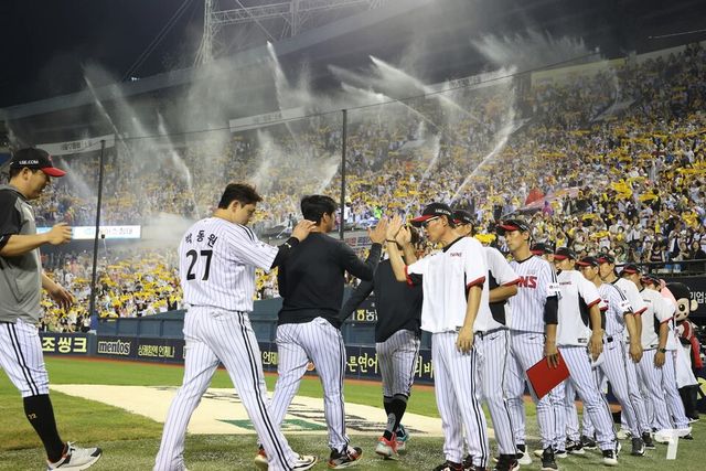 프로야구 선두 LG 트윈스가 ‘미리 보는 한국시리즈’로 불린 맞대결에서 이틀 연속 2위 한화 이글스를 제압했다. /LG 트윈스 제공