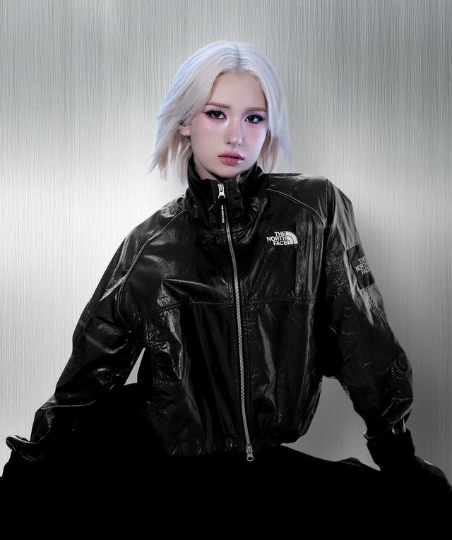 여성용 노벨티 올레마 재킷 블랙 색상을 착용한 노스페이스 홍보대사 전소미. /노스페이스 제공