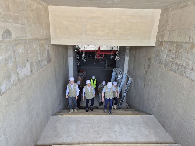 현장 시찰중인 정기환 회장(가운데). /한국마사회 제공