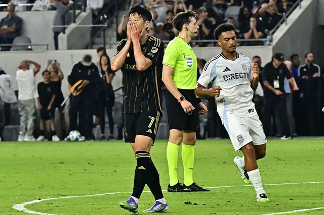 손흥민이 득점 실패 후 아쉬워하고 있다. /연합뉴스