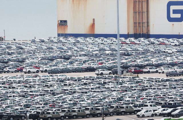 경기도 평택항에 수출용 자동차가 세워져 있다./연합뉴스