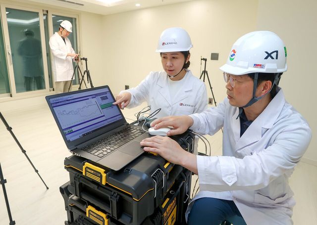 GS건설과 LX하우시스가 함께 개발한 '층간소음 저감 바닥구조' 실험중인 사진./GS건설