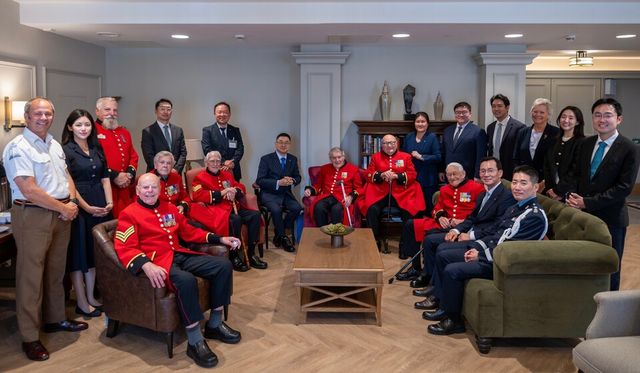 지난 8일(현지시간)&nbsp;구본상&nbsp;LIG&nbsp;회장,&nbsp;신익현&nbsp;LIG넥스원 대표를 비롯한&nbsp;LIG&nbsp;임직원들이 영국 런던 첼시 왕립보훈병원을 방문해 한국전 참전용사들에게 감사의 마음을 전하는 뜻깊은 행사를 진행했다./LIG넥스원