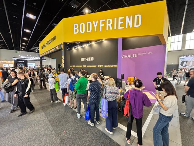 헬스케어로봇을 체험하려는 관객들로 붐빈 바디프랜드 부스./바디프랜드