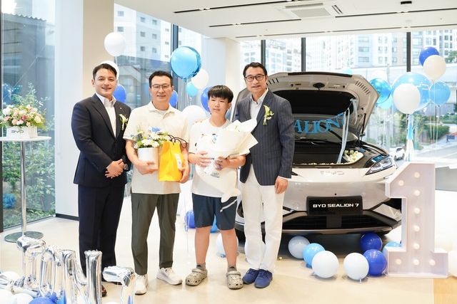 (왼쪽부터) 권혁민 DT네트웍스 대표,&nbsp;씨라이언&nbsp;7 국내 1호차 고객&nbsp;가족, 류쉐량 BYD&nbsp;아시아태평양 자동차&nbsp;영업사업부 총경리./BYD코리아