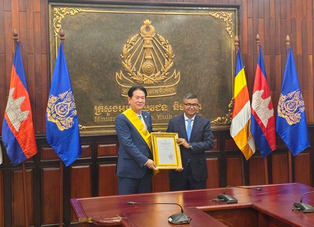 이동섭 원장(왼쪽)과 항추온 나론&nbsp;교육청소년체육부 장관 겸 캄보디아태권도협회장이 기념 촬영하고 있다. /국기원 제공