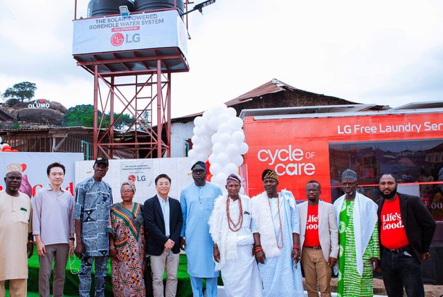 LG전자가 최근 나이지리아 아베오쿠타에&nbsp;별도의 전력 공급원 없이 태양광만으로 24시간 깨끗한 물을 공급하는 식수 시설과 이동식 무료 세탁방을 지원했다./LG전자&nbsp;