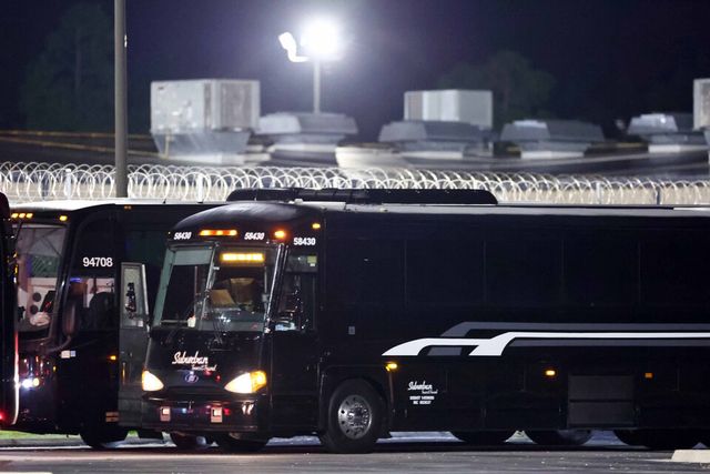 이민단속으로 체포됐던 현대차-LG에너지솔루션 배터리공장 건설 현장 직원들이 탑승할 버스가 11일(현지시간) 미국 조지아주 포크스턴 이민세관단속국(ICE) 구금시설에 주차돼 있다./ 연합뉴스 제공