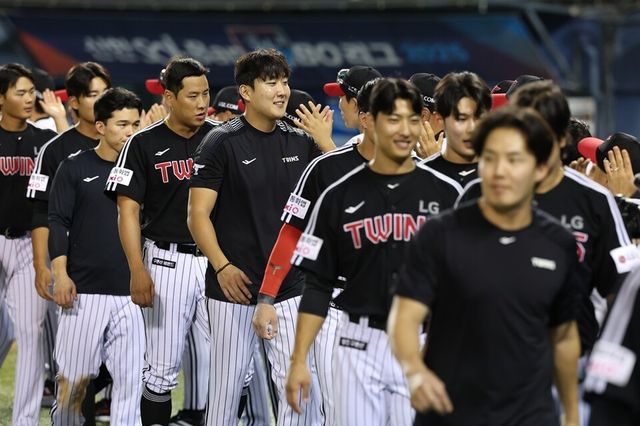 LG 선수단이 10일 두산전 승리 후 기뻐하고 있다. /LG 트윈스 제공