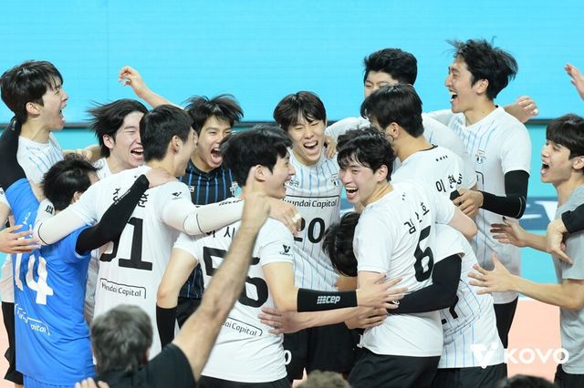 현대캐피탈 선수단이 지난해 컵대회 남자부 우승 직후 기뻐하고 있다. /KOVO 제공