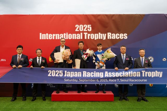 제7경주 JRA(일본) 트로피 시상식. /한국마사회 제공