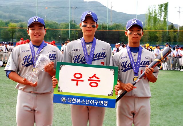 경남 함안BSC(베이스볼스포츠클럽)가 제22회 대한유소년야구연맹 회장배 전국유소년야구대회 겸 상반기 왕중왕전 주니어리그(U-16)에서 우승을 차지했다. /대한유소년야구연맹