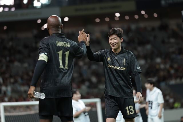 드로그바(왼쪽)와 박지성이 하이파이브하고 있다. /넥슨 제공