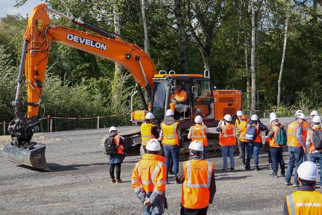 HD현대인프라코어는 지난 8~11일(현지시각) 프랑스 콩피에뉴에서 현지 건설사를 대상으로 디벨론(DEVELON) 신형 굴착기의 현장 실증 및 스마트 안전 기술 시연을 진행했다./HD현대사이트솔루션