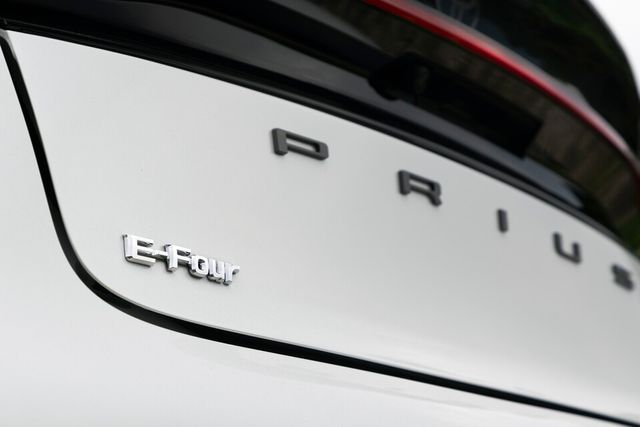 토요타 '프리우스 AWD XLE'의 후면 'E-Four' 레터링./ 토요타 코리아