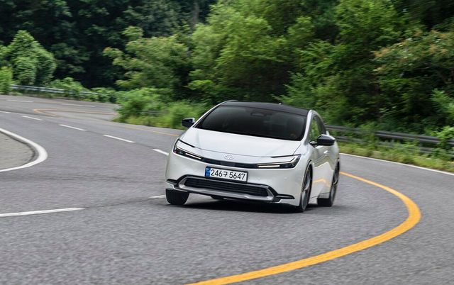 토요타 '프리우스 AWD XLE'의 주행 모습./ 토요타 코리아