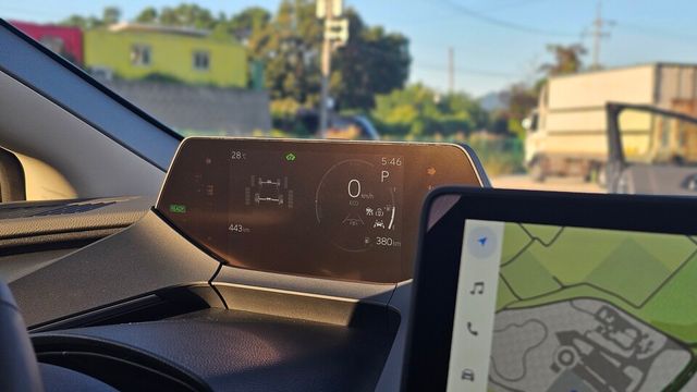 토요타 '프리우스 AWD XLE'의 계기판./ 곽호준 기자