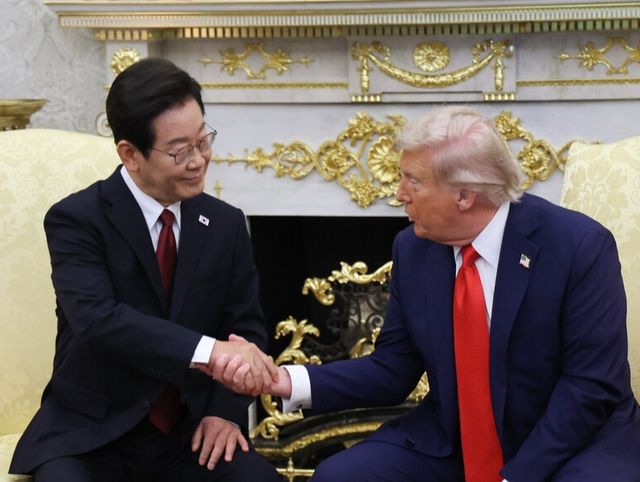 이재명 대통령이 25일(현지시간) 미국 워싱턴 DC 백악관 오벌오피스에서 열린 한미정상회담에서 도널드 트럼프 미국 대통령과 악수하고 있다. / 연합뉴스 제공