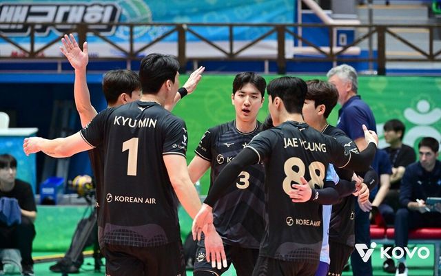 대한항공 선수단이 둥글게 모여 이야기를 나누고 있다. /KOVO 제공