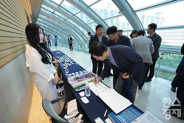15일 오전 서울 여의도 FKI타워에서 ‘2025 글로벌 블록체인 포럼’이 '스테이블코인과 통화주권, 대한민국 전략'을 주제로 열리고 있다. 참석자들이 방명록을 작성하고 있다. /최대성 기자 dpdaesung@sporbiz.co.kr 2025.09.15.