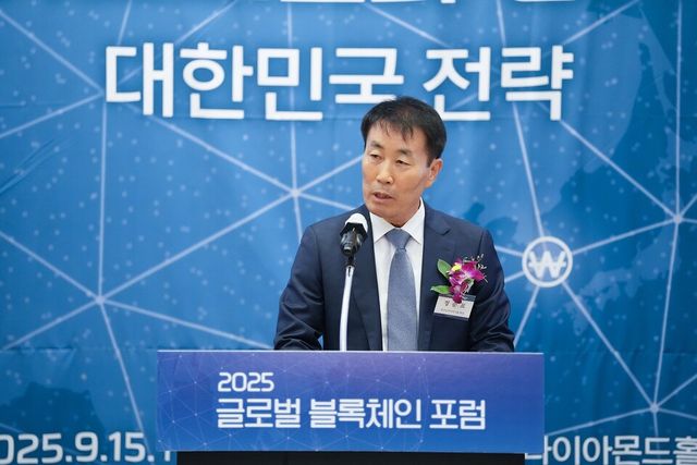 한국뉴미디어 정순표 회장이 13일 서울에서 열린 ‘2025 글로벌 블록체인 포럼’에서 환영사를 하고있다. / 한스경제 최대성 기자&nbsp;