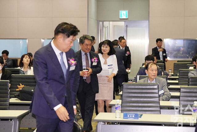 정순표 한국뉴미디어 회장을 비롯한 내빈들이 15일 오전 서울 여의도 FKI타워에서 열린 ‘2025 글로벌 블록체인 포럼’에 참석하고 있다. /최대성 기자 dpdaesung@sporbiz.co.kr 2025.09.15.