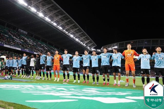 프로축구 K리그1(1부) 전북 현대가 13일 전주월드컵경기장에서 열린 하나은행 K리그1 2025 29라운드 홈 경기에서 후반 19분 콤파뇨의 페널티킥 결승골을 앞세워 대전 하나 시티즌을 1-0으로 꺾었다. /한국프로축구연맹 제공