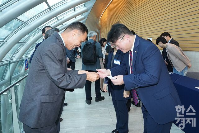 송진현 한스경제 대표가 15일 오전 서울 여의도 FKI타워에서 열린 ‘2025 글로벌 블록체인 포럼’에 참석한 내빈들을 맞이하고 있다. /최대성 기자 dpdaesung@sporbiz.co.kr 2025.09.15.